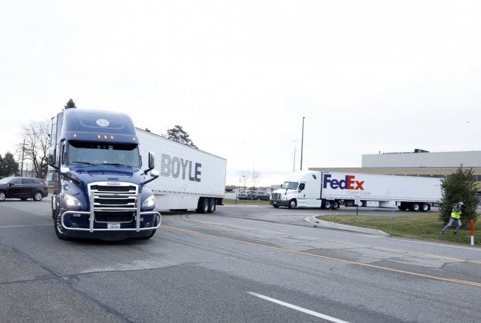 Os primeiros caminhões carregando lotes da vacina Pfizer/BioNTech contra a covid-19 saíram de uma fábrica de Michigan neste domingo