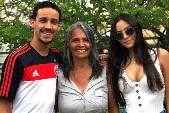 Davi, a m&atilde;e e a irm&atilde; mais nova, que tamb&eacute;m morava com ela