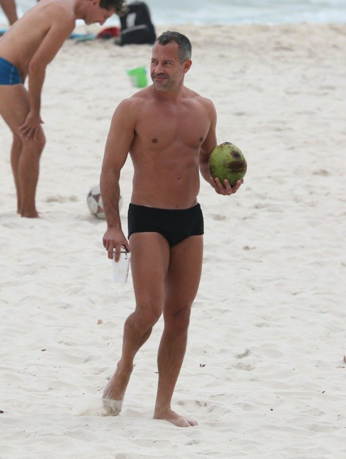 Malvino Salvadro e Kyra Gracia em dia de praia