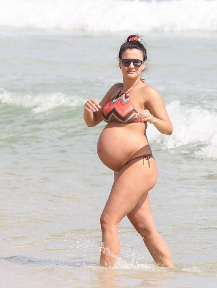 Malvino Salvadro e Kyra Gracia em dia de praia