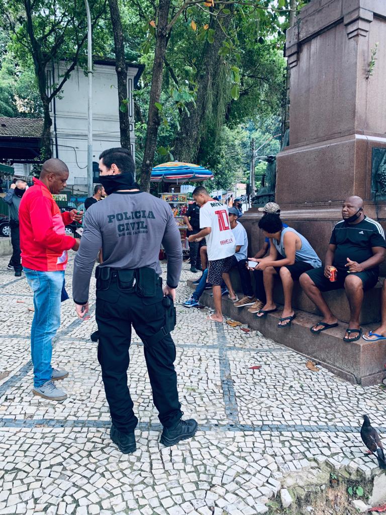 Policiais civis da DEAT atuam para coibir cobranças abusivas de estacionamentos no Cosme Velho - Divulgação