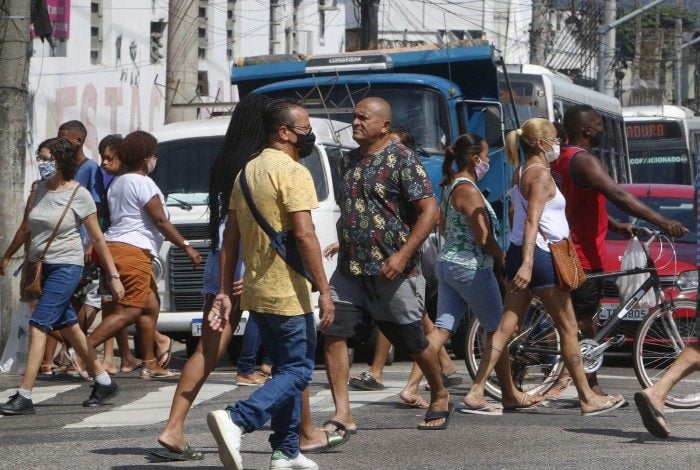 Geral - Movimentaçao em Madureira, zona norte do Rio. Na foto, grande aglomeraçao de populares pela Rua Conselheiro Galvao.
