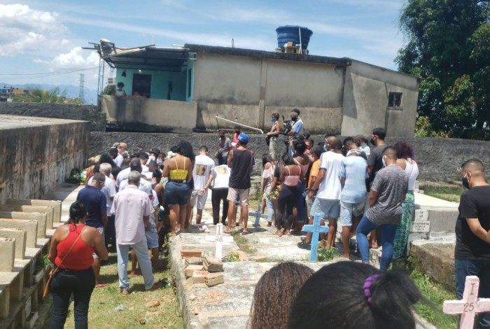 Cerca de 100 pessoas se despediram de Edson Arguinez Júnior, no início da tarde desta segunda-feira, no Cemitério da Solidão, em Belford Roxo