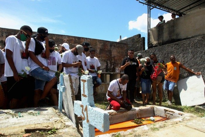 Enterro do jovem, Edson de Souza Arguinez Junior, no Cemitério da Solidão, em Belford Roxo