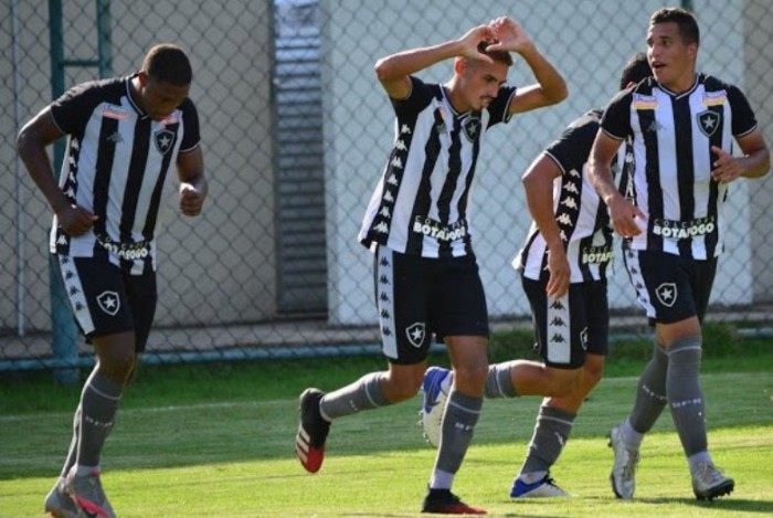 O meia Juninho marcou um dos gols do Botafogo