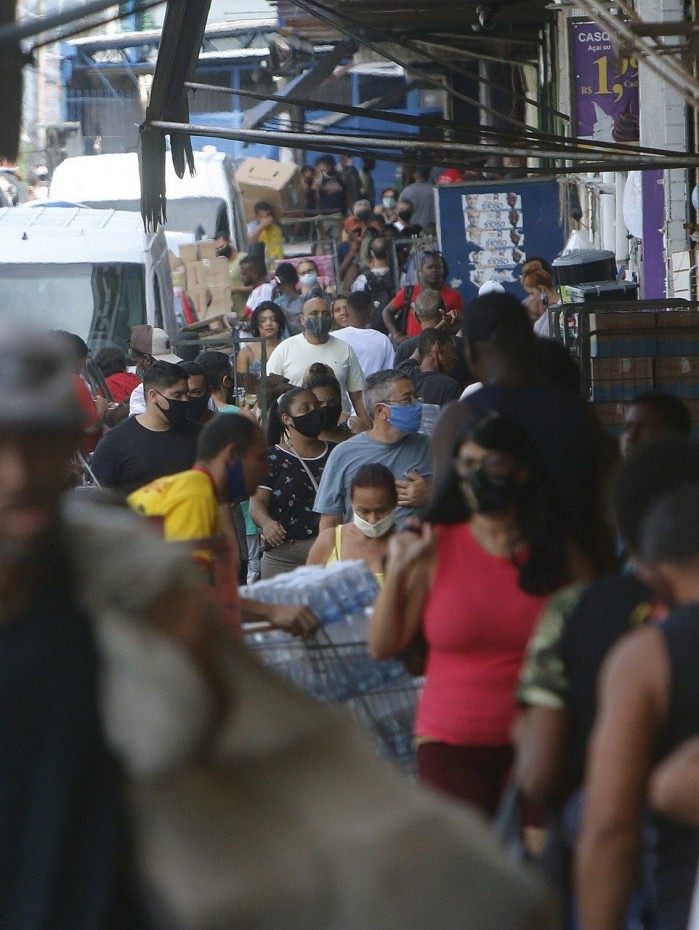 Em Madureira, na Zona Norte, é comum ver pessoas aglomeradas nos calçadões 
