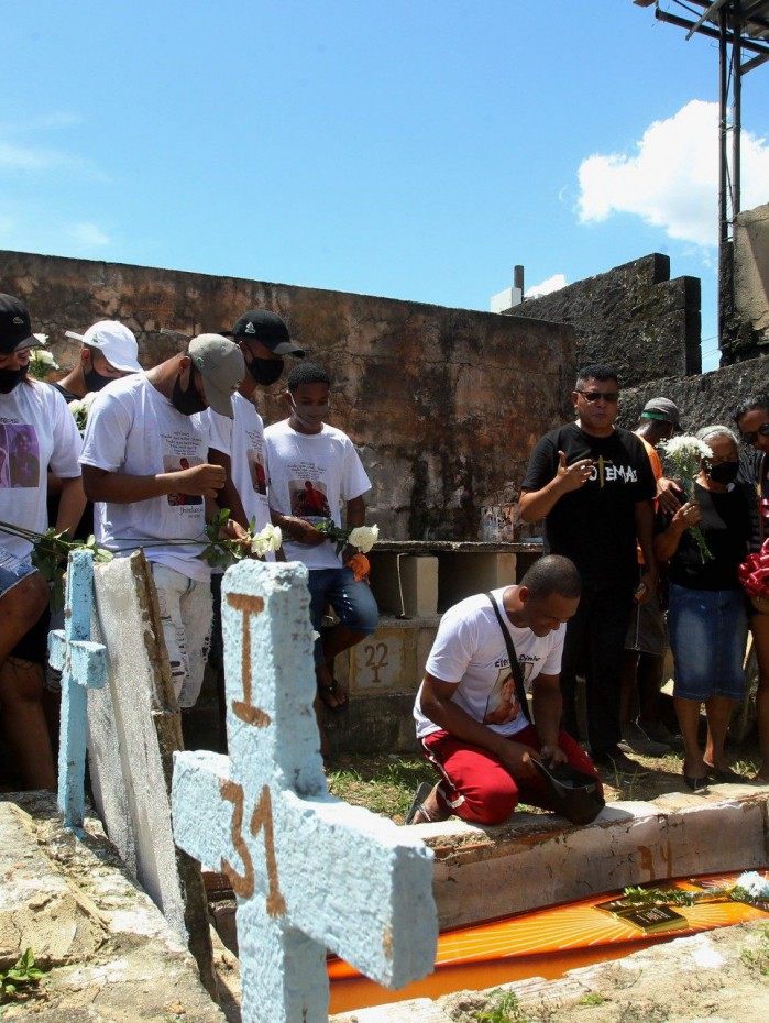 Enterro do jovem, Edson de Souza Arguinez Junior, no Cemit&eacute;rio da Solid&atilde;o, em Belford Roxo. Ele foi encontrado morto ap&oacute;s abordagem policial