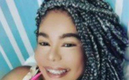 Mulher morre após fazer procedimento estético em casa; médico tinha 34 anotações criminais