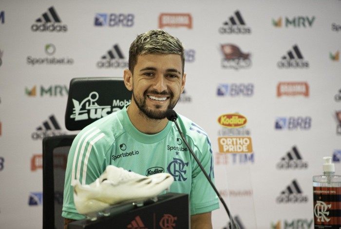 Coletiva Arascaeta no Ninho - 15-12-2020 - no Flamengo