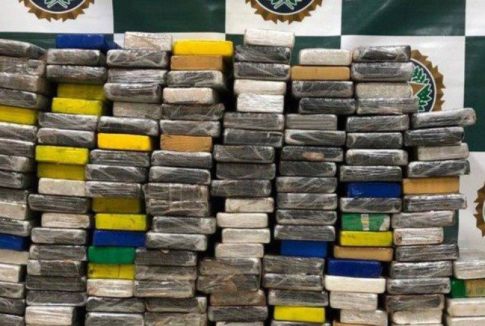 Cerca de 220 quilos de cocaína pura apreendidos na Avenida Brasil, na altura do Complexo da Maré