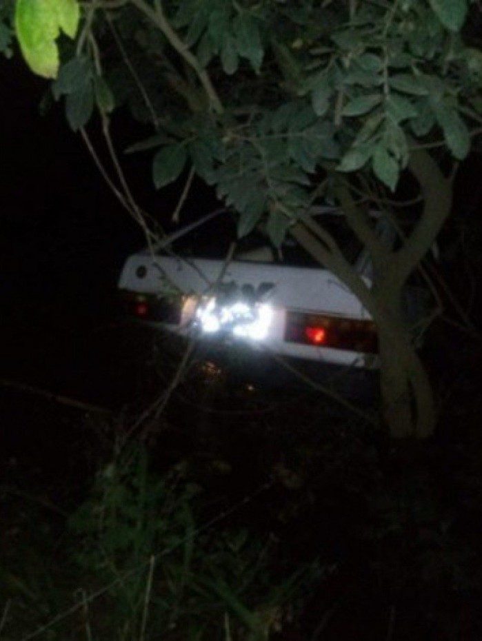 Motorista teria perdido o controle do carro no momento em que atravessava a ponte e o ve&iacute;culo caiu no Rio Preto que desagua no c&oacute;rrego. 