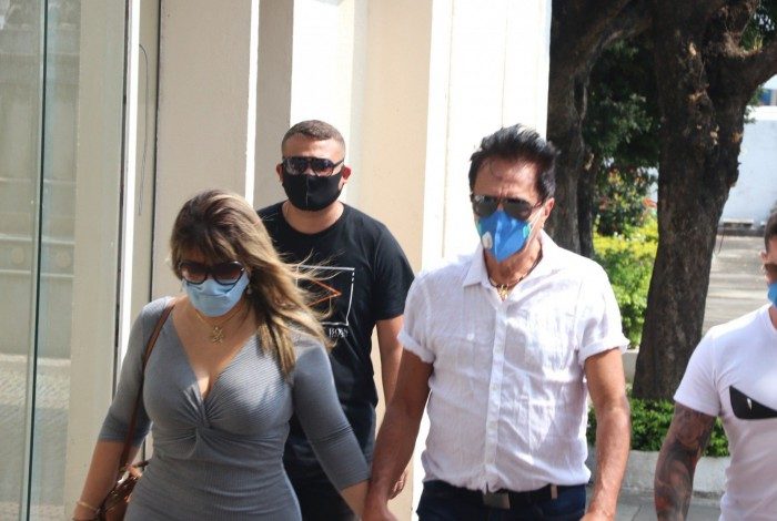 Kleberson, do Roupa Nova, chega ao velório de Paulinho