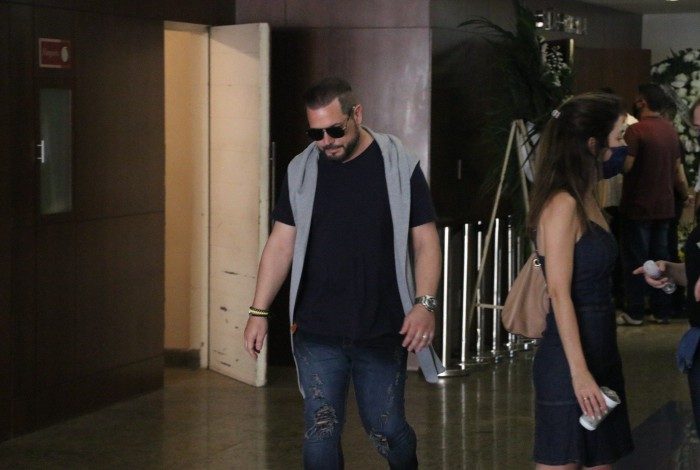 Conrado chega ao velório de Paulinho