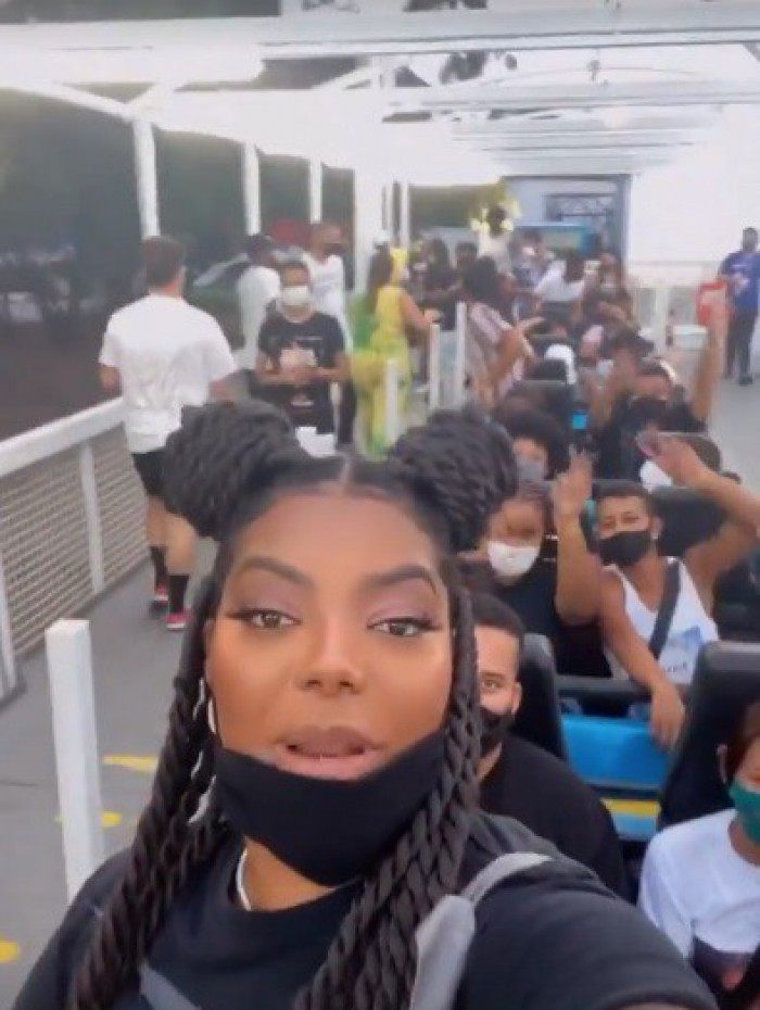 Ludmilla passa o dia com os fãs em parque de diversões - reprodução de vídeo