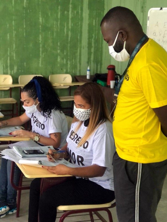 Ação social acontece pelo menos uma vez ao mês na comunidade da Zona Oeste do Rio