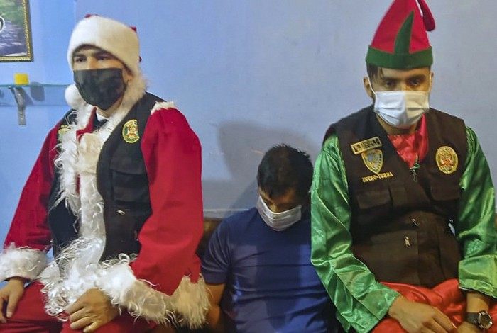 Policiais disfarçados de Papai Noel e elfo prenderam traficante no Peru