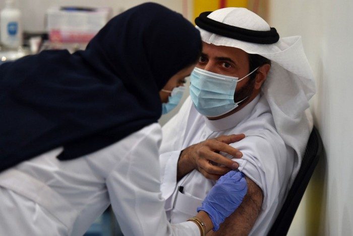 Tawfiq Al Rabiah, ministro da Saúde da Arábia Saudita, foi vacinado durante transmissão ao vivo pela televisão estatal