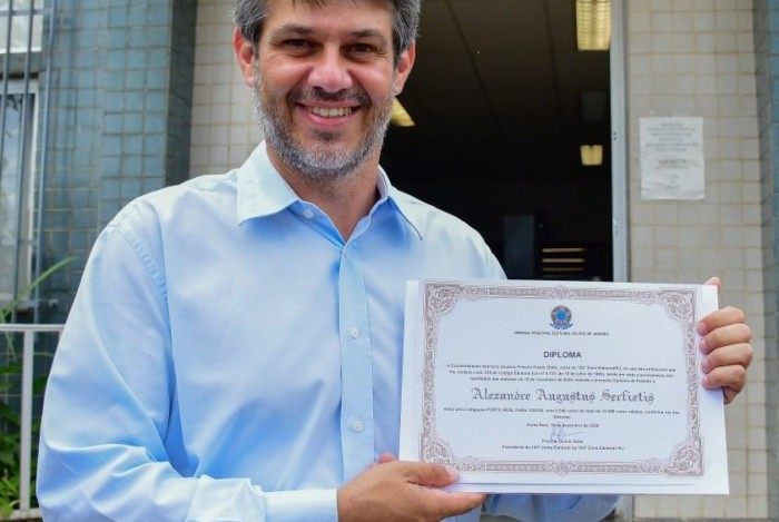 Alexandre Serfiotis com o diploma de prefeito