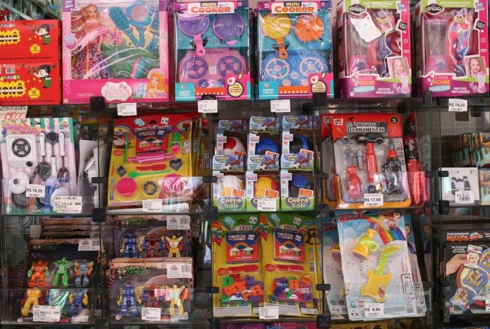 Nas lojas das ruas da Saara h&aacute; op&ccedil;&otilde;es de brinquedos para a crian&ccedil;ada com valores a partir de R$9,80