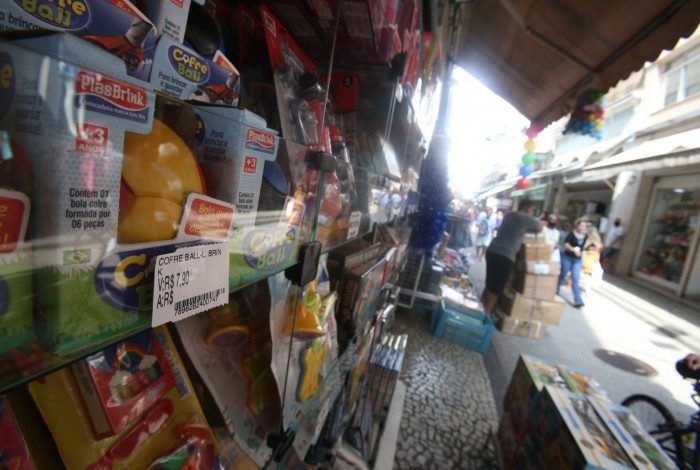 Movimenta&ccedil;&atilde;o para compras de Natal no Saara com dicas de presentes de at&eacute; 50 reais