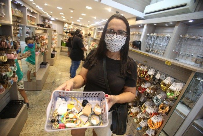 Maria Cristina fez compras na loja Vivat. Mix de pulseiras por R$ 12