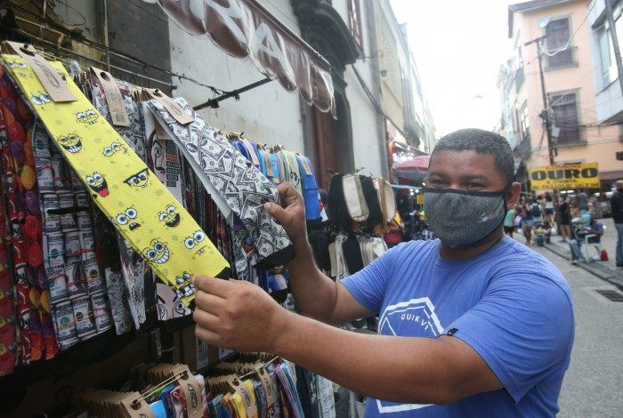 O vendedor de meias Sebasti&atilde;o Moreira Barbosa no Saara oferecendo meias como dicas de presente  de at&eacute; 50 reais para esse Natal. S&atilde;o mais de 200 estampas diferentes