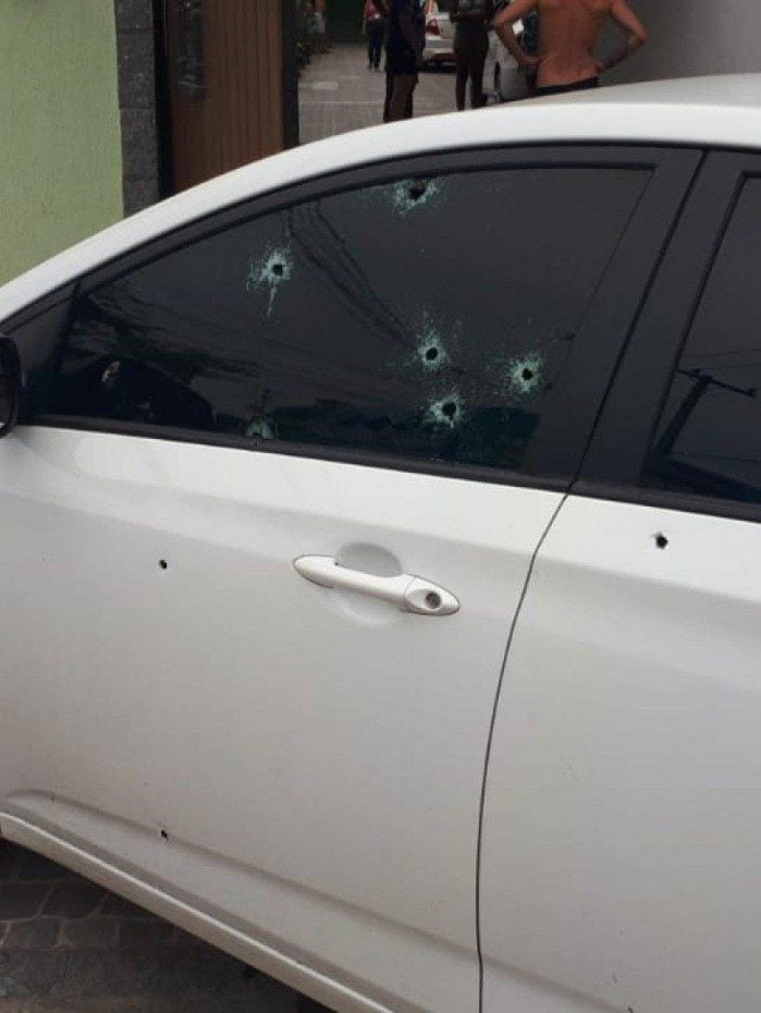 O carro do inspetor foi atingido por mais de 20 tiros - Divulgação