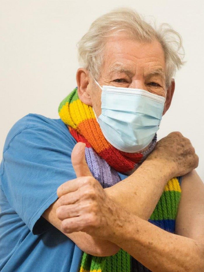Ian McKellen é o primeiro famoso a se vacinar no mundo