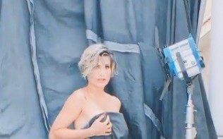 Flávia Alessandra posa completamente nua e enrolada em um lençol