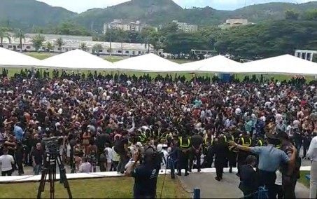 Vídeo: Bolsonaro provoca aglomeração em formatura de PMs no Rio