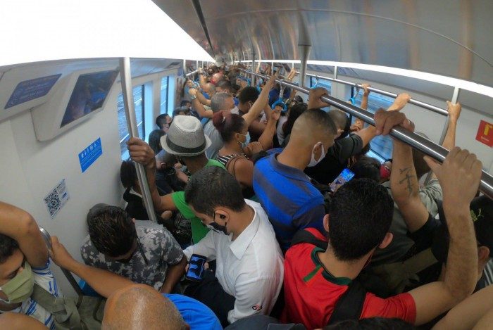 Vagões do Metrô Rio lotados em meio à pandemia