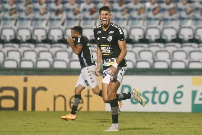 Autor de dois gols, Pedro Raul foi o herói alvinegro contra o Coxa