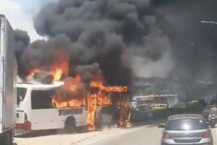Ônibus pega fogo na Avenida Brasil, mas ninguém fica ferido
