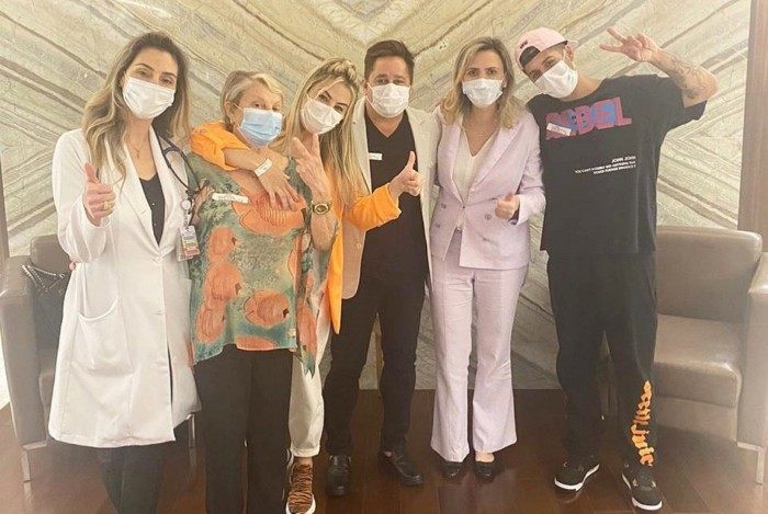 Leonardo posta foto com a família e médicos: 'Recebemos alta'