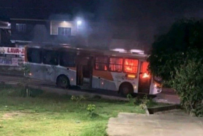 Um ônibus também foi queimado na região
