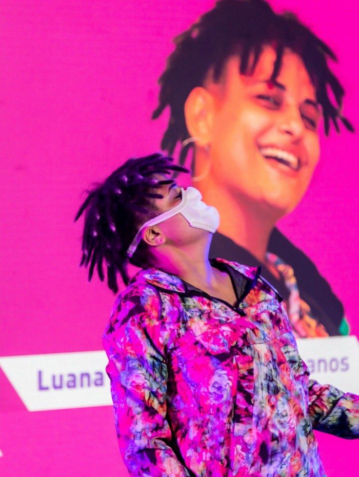 Luana Luara é moradora do Morro da Caixa D'Água