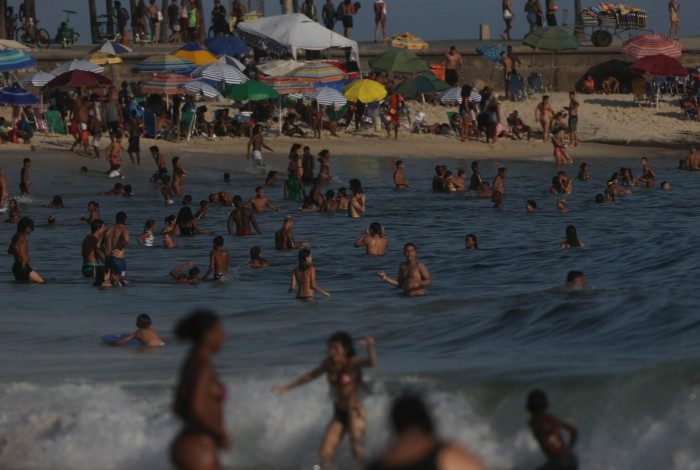 Banhistas vão à praia no primeiro dia de verão em meio à pandemia