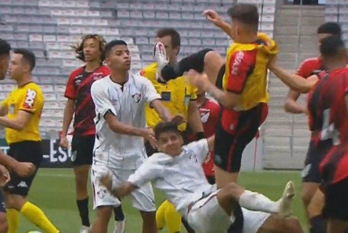 Fluminense x Athletico-PR termina em pancadaria no Brasileiro sub-17