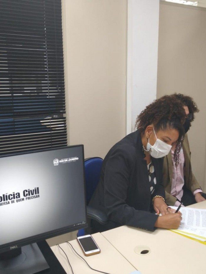 Renata Souza recebe ameaça de morte e vai à delegacia registrar ocorrência