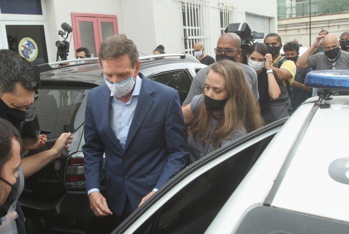 Prefeito do Rio, Marcelo Crivella é preso. Na foto, Crivella deixa a Cidade da Polícia