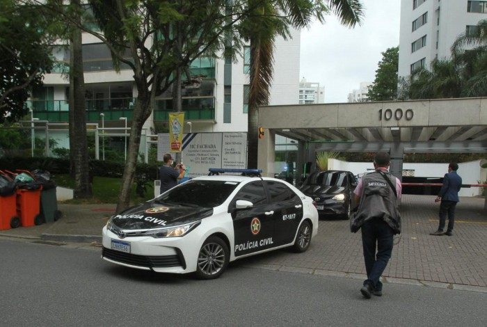 O carro de Crivella, deixa o condomínio onde mora na Barra, escoltado por carros da Polícia Civil