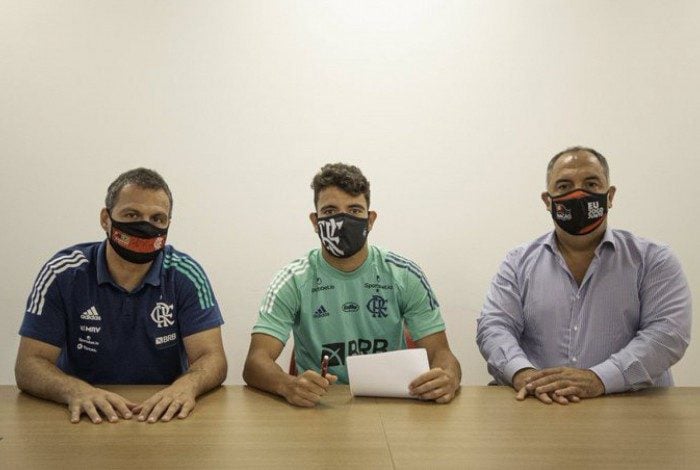 Pepê fica no Flamengo até junho de 2021