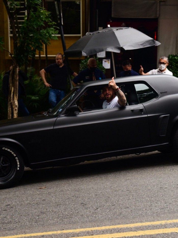 Felipe Tito circula pela Vila Madalena com carr&atilde;o avaliado em mais de R$ 500 mil