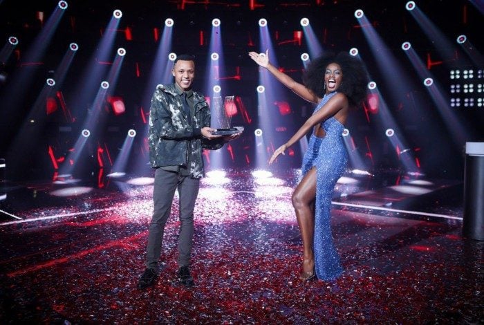 Victor Alves e sua técnica, Iza, após se tornar campeão da nona edição do 'The Voice Brasil'