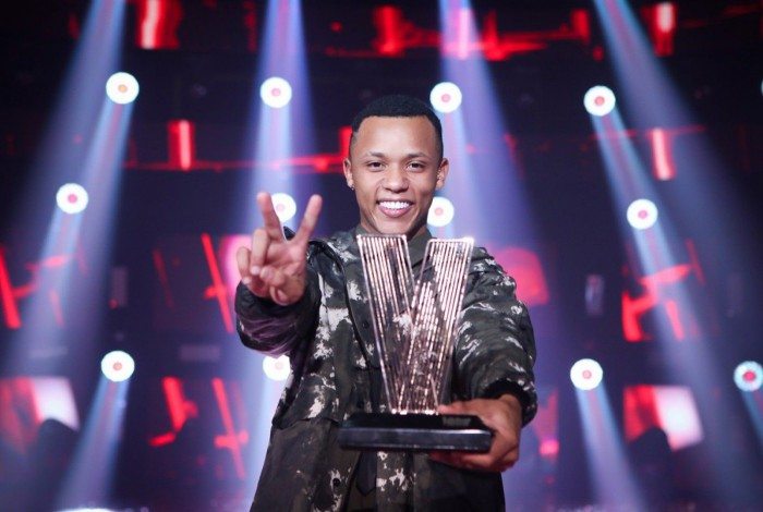 Victor Alves e seu troféu de campeão