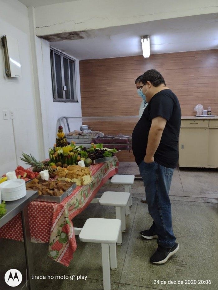 Rubem Vieira visita hospital e observa ceia que encomendou para os funcionários: momento de agradecimento e confraternização