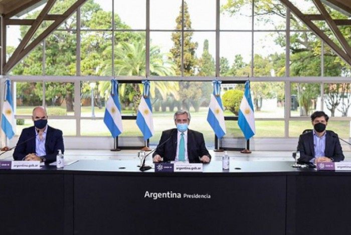 O presidente Alberto Fernández e o governador da província de Buenos Aires, Axel Kicillof, fazem pronunciamento com prefeito da capital, o político de oposição Horacio La