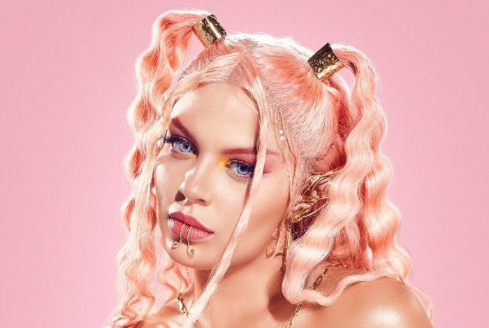 Luisa Sonza com sua skin para o clipe de 'Modo Turbo'. Reprodução do Instagram