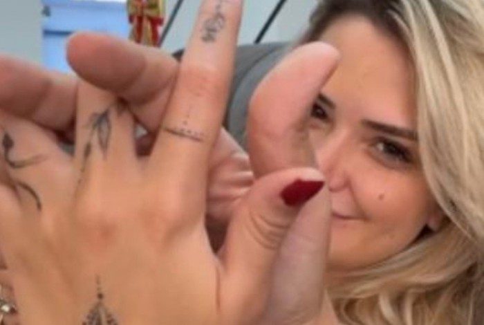 Ex-BBB Marcela McGowan posa de mãos dadas com namorada, a cantora Luisa