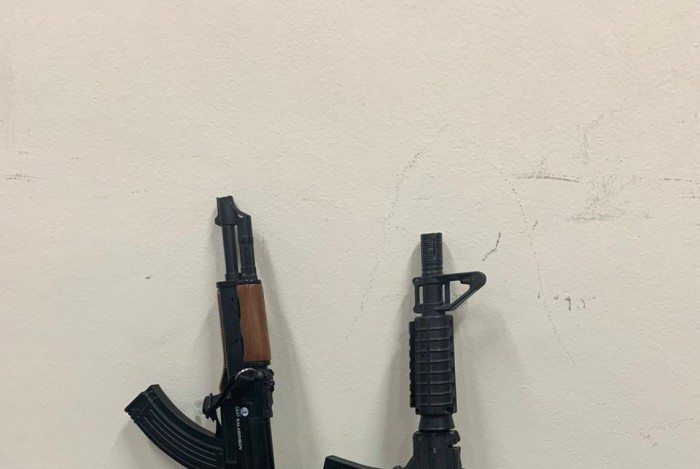 Réplicas de fuzis foram apreendidas com os suspeitos